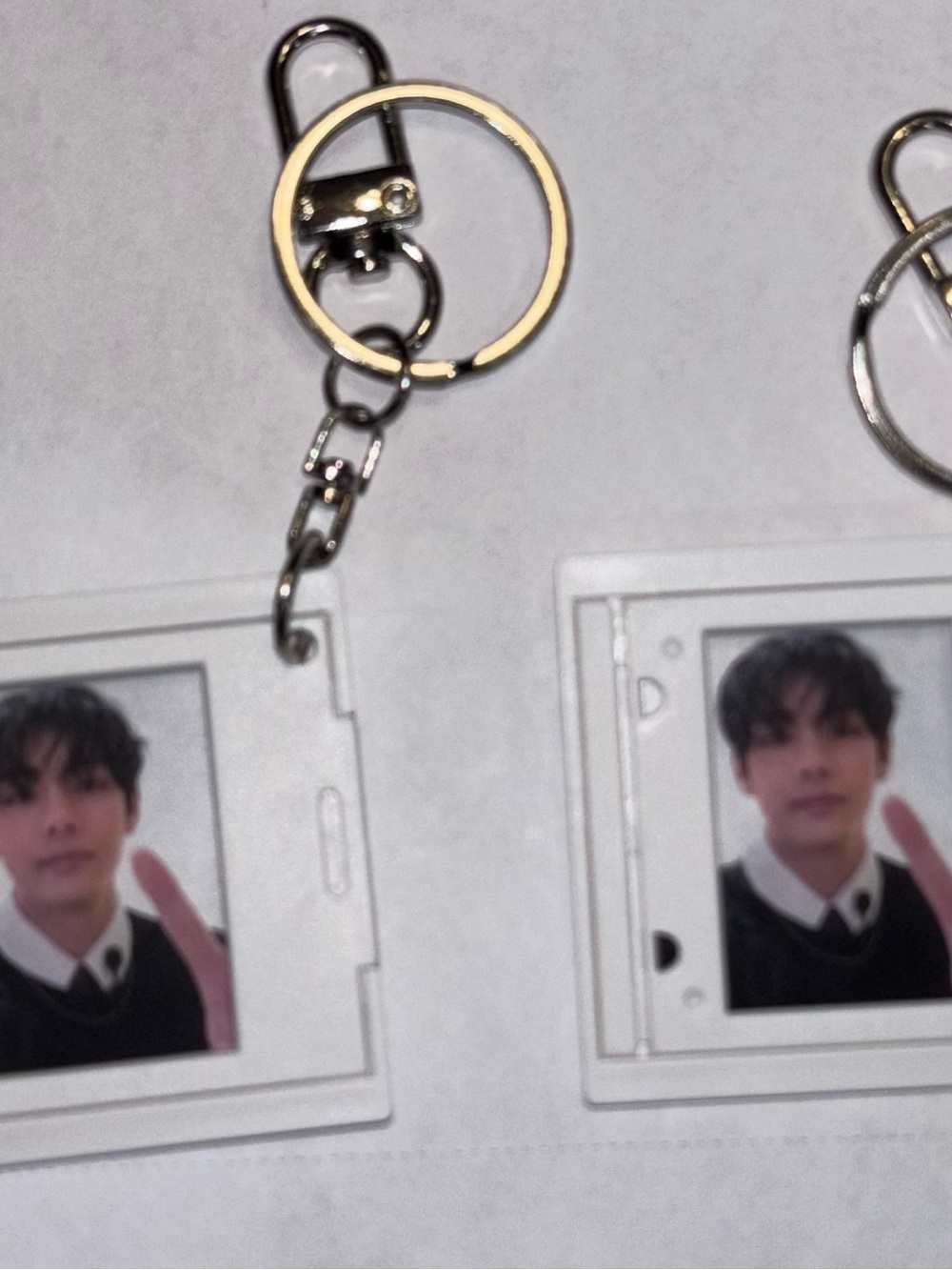 V Photo Frame Key Ring - Clear Acrylic Card Holder